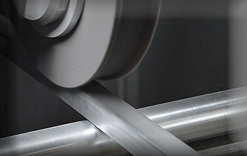 Bei Struwe Eloxal in Schmallenberg schleifen, bürsten und polieren wir Aluminium vor dem Eloxieren, um ihm ein einzigartige Oberflächenbeschaffenheit zu geben.