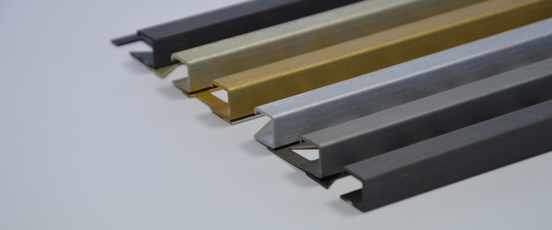 Neben der mechanischen Bearbeitung und dem Eloxieren rundet das Färben von Aluminium das große Leistungsspektrum von Struwe Eloxal in Schmallenberg ab.